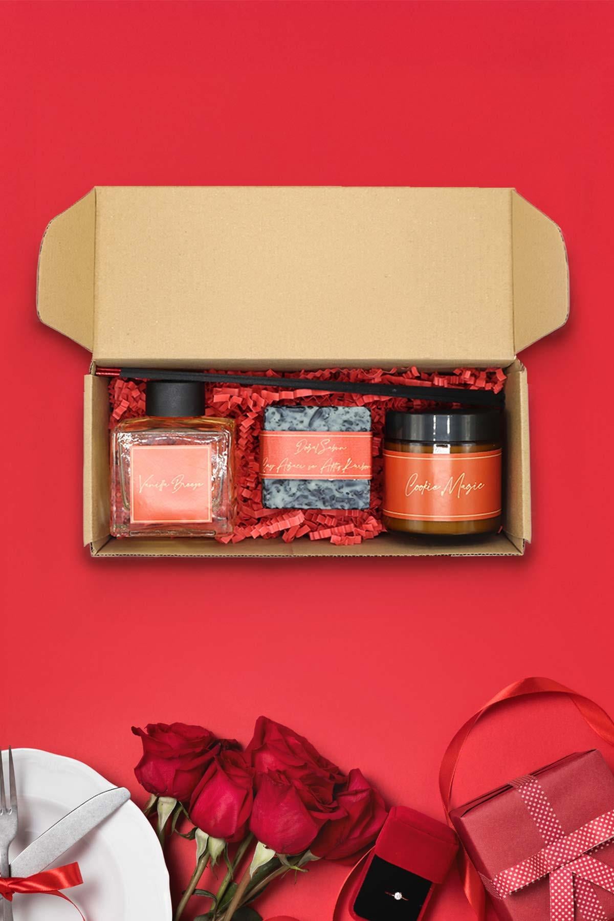 sevgililer-gunu-hediye-paketi-spicy-he--4488- Sevgililer Günü Hediye Paketi Winter Breeze’ Hediyelik Sevgililer Günü Seti, Mum Hediye Kutusu - Görsel 1